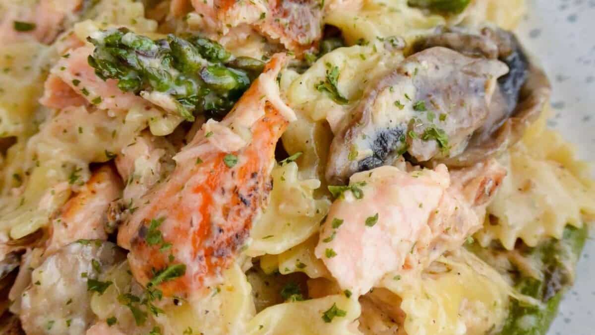Pâtes au saumon crémeuses en une seule casserole.