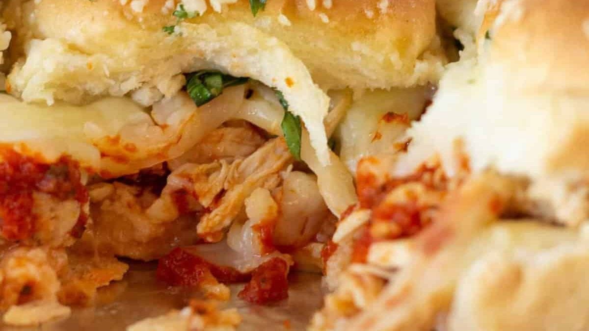 Sliders au poulet parmesan.