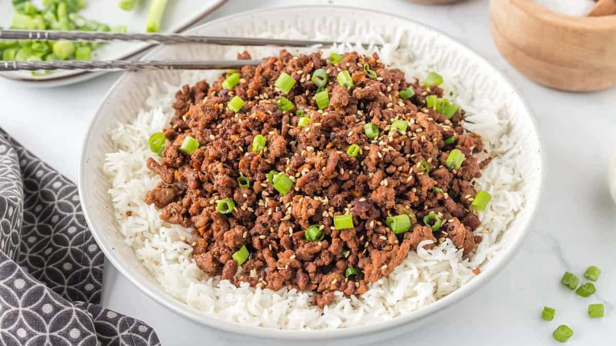 Bœuf coréen servi sur du riz.