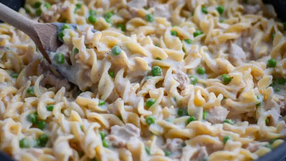 Casserole de thon sur la cuisinière.