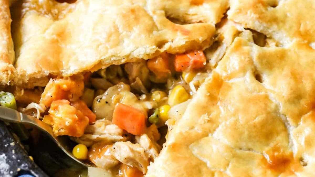 Tourte au dinde tranchée.