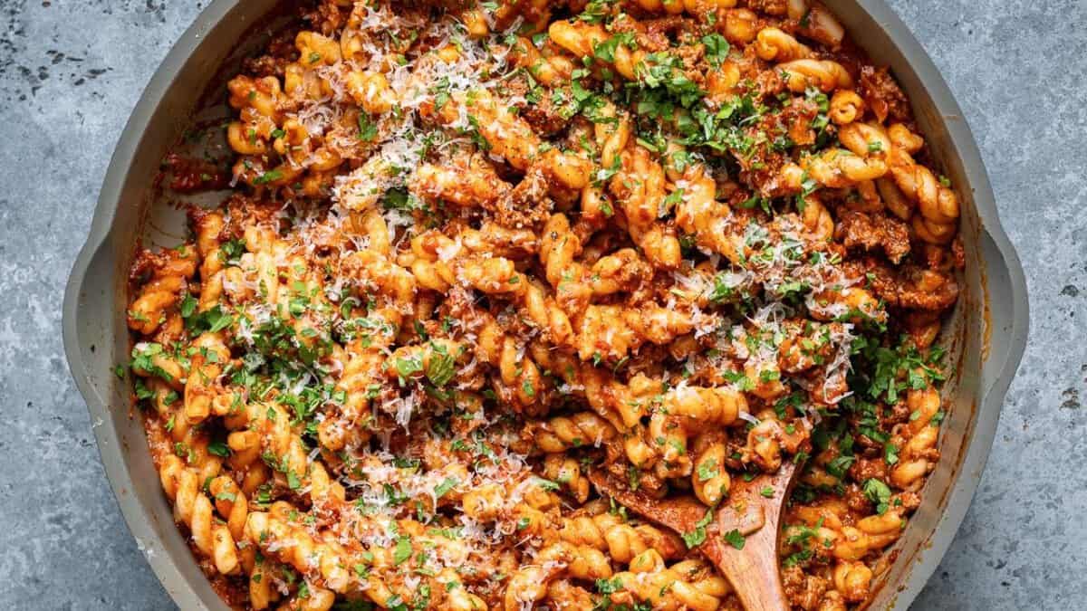 Pâtes au bœuf haché en une seule casserole.