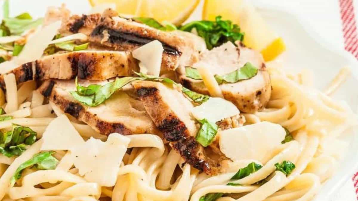Linguine au poulet, citron et basilic.