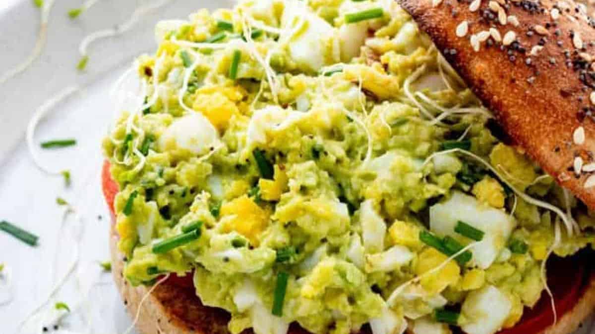Salade d'œufs à l'avocat.