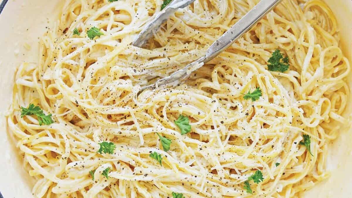 Pâtes linguine à l'ail et parmesan.