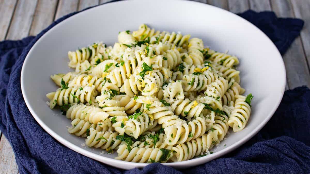 Pâtes à l'huile d'olive, citron et persil.