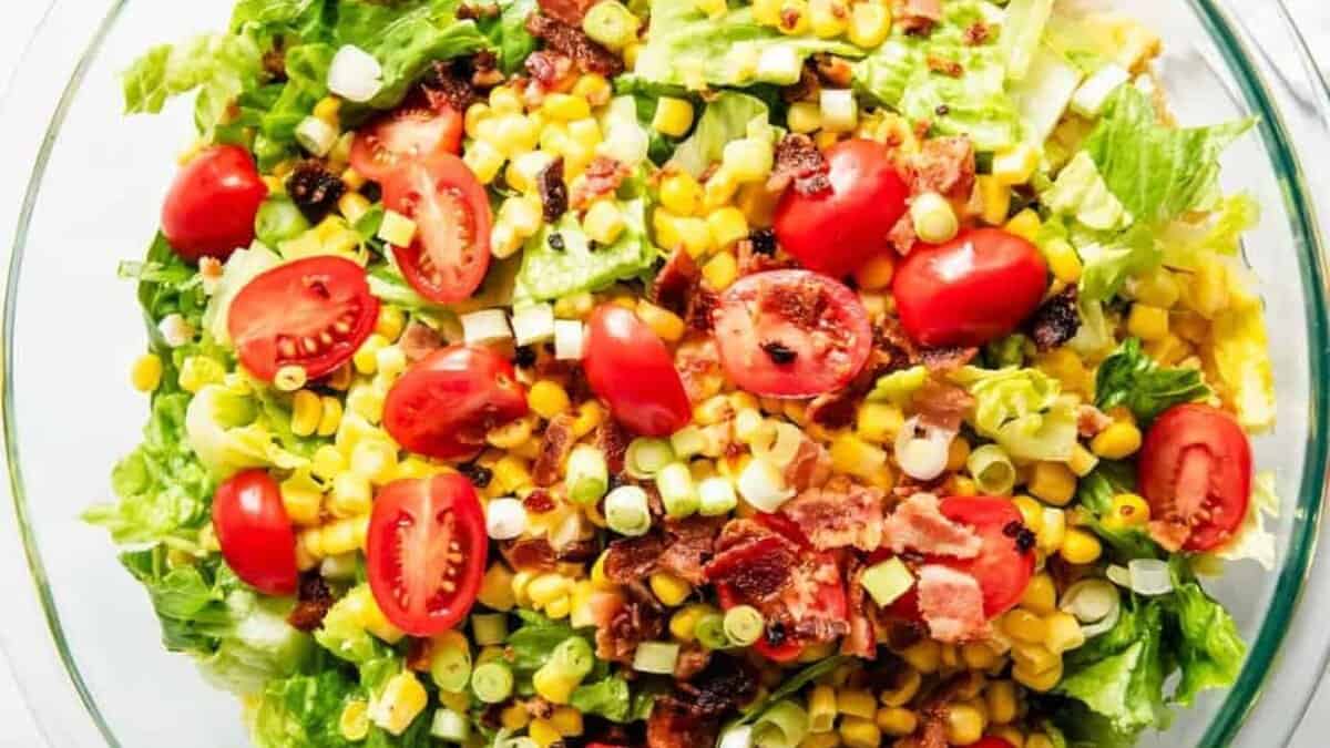 Salade de pain de maïs.