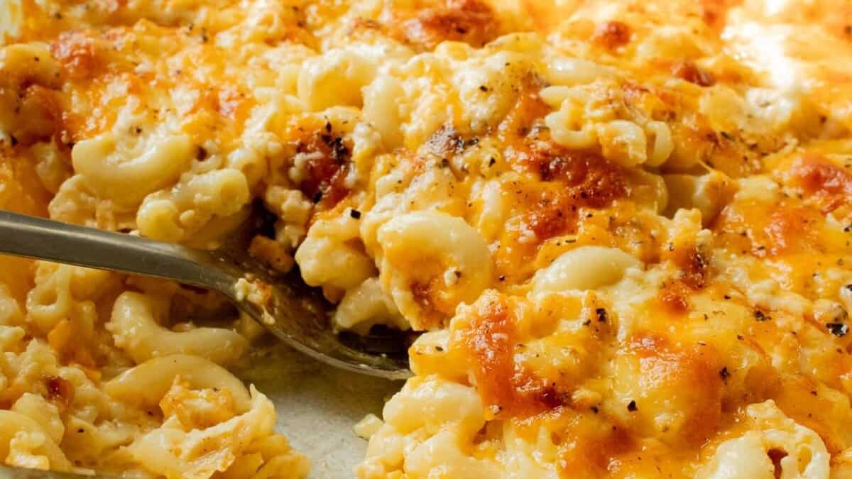 Macaroni au fromage cuit au four du Sud.