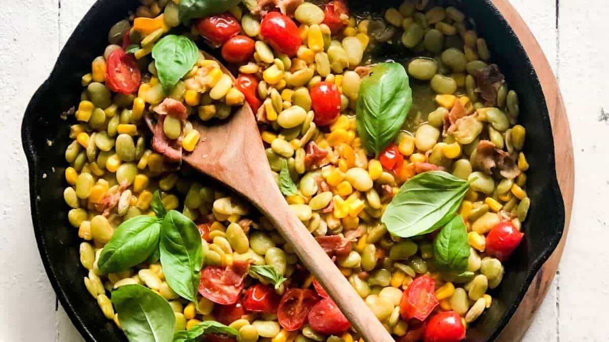 Succotash d'été du Sud avec bacon et tomates.