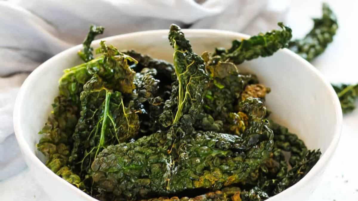 Un bol de chips de kale.