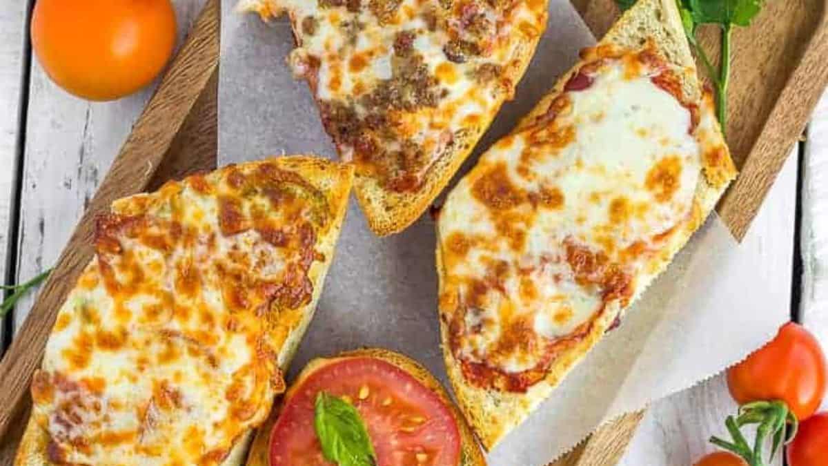 Pizza sur pain français.