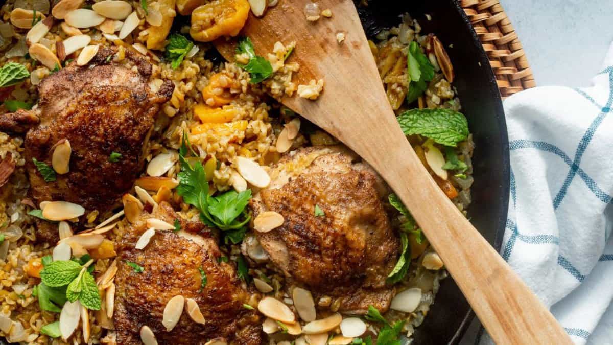 Freekeh libanais au poulet et abricots.