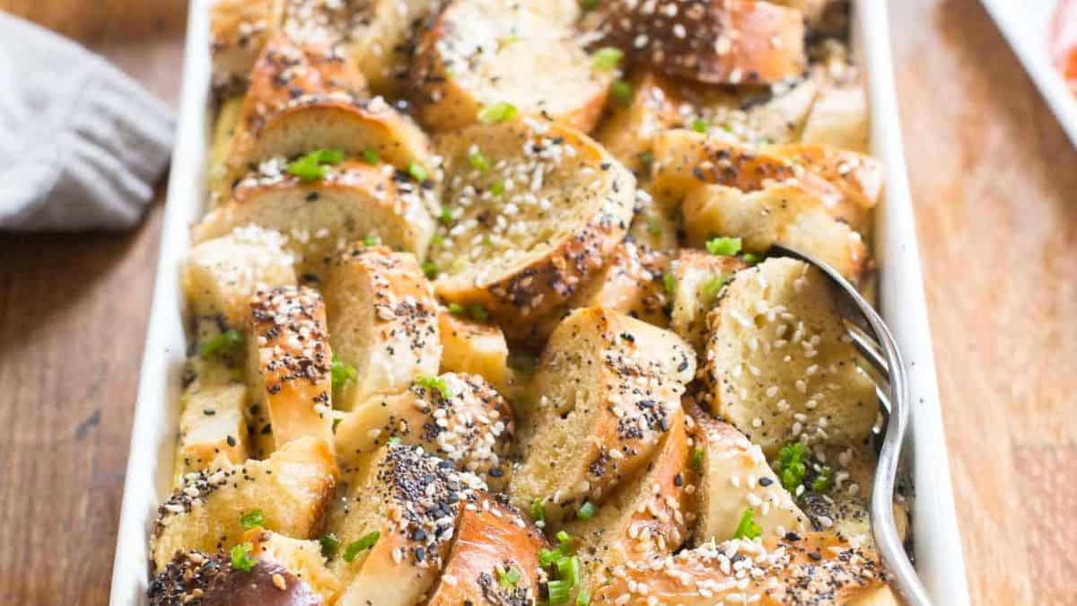 Casserole de bagel et d'œufs avec crème au fromage à la ciboulette fouettée