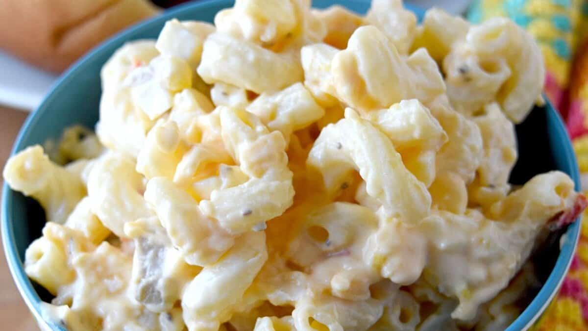 Salade de Macaroni au Fromage Pimento.
