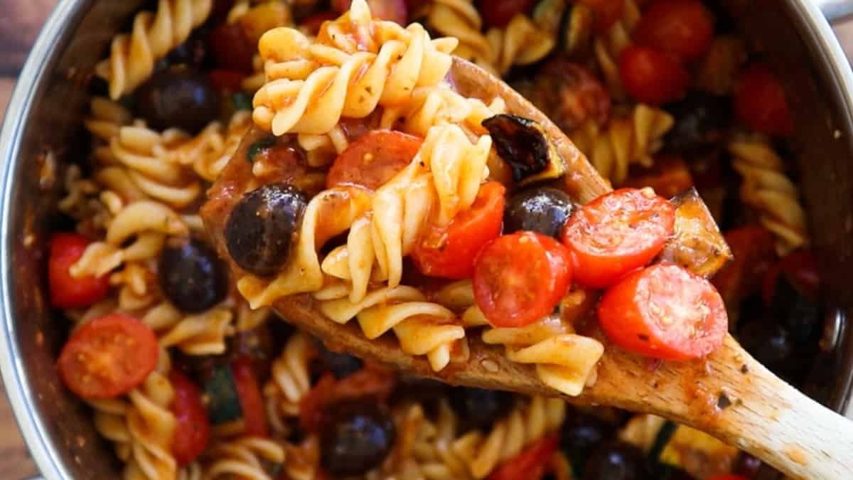 Salade de Pâtes au Pesto Rouge.