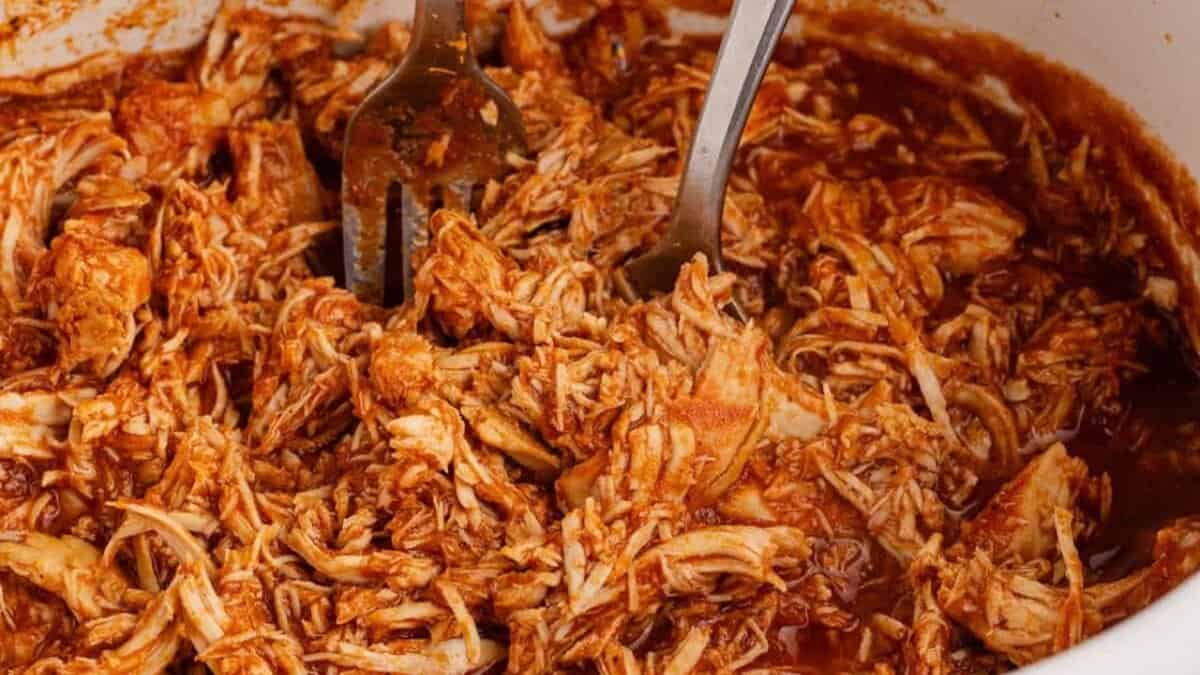 Poulet effiloché mexicain à la mijoteuse.