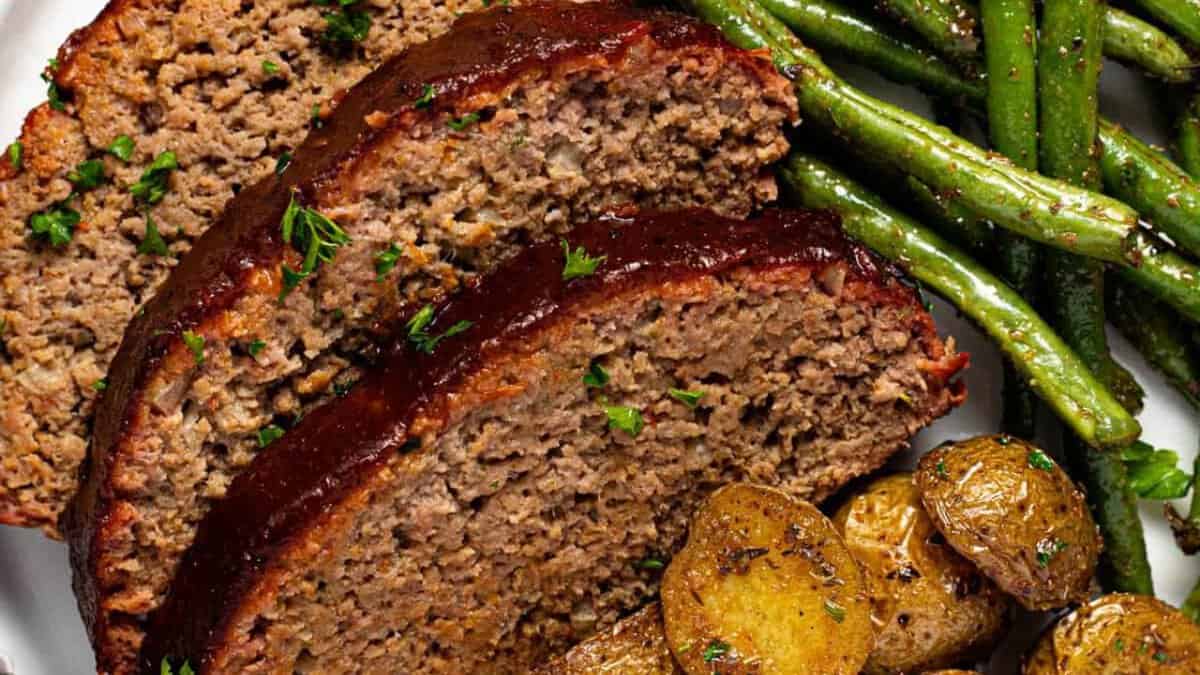 Pain de viande fumé avec des haricots verts.